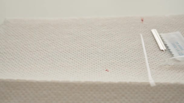 Ένα χέρι σε ένα λευκό γάντι βάζει ένα γρήγορο τεστ κορωναϊού σε μια χαρτοπετσέτα. Το αποτέλεσμα της δοκιμής είναι αρνητικό. COVID-19. Κοντινό πλάνο — Αρχείο Βίντεο