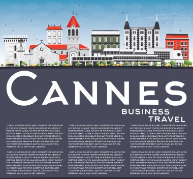 Cannes manzarası gri binalar, mavi gökyüzü ve kopya alanı
