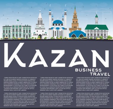 Kazan manzarası gri binalar, mavi gökyüzü ve kopya alanı.