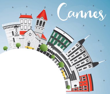 Cannes manzarası gri binalar, mavi gökyüzü ve kopya alanı.