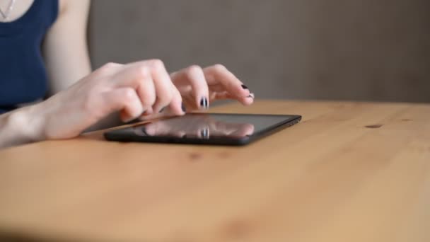 Woman hand using tablet pc — Stock Video