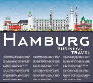 Hamburg manzarası gri binalar, mavi gökyüzü ve kopya alanı.