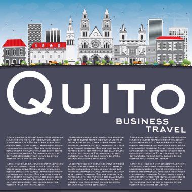 Quito manzarası gri binalar, mavi gökyüzü ve kopya alanı.