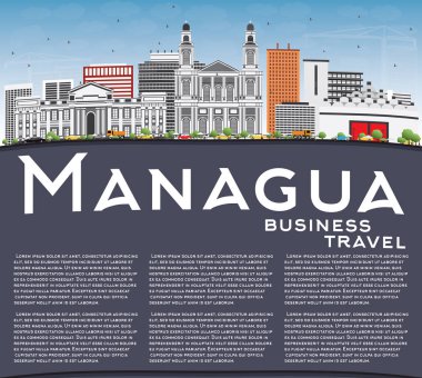 Managua manzarası gri binalar, mavi gökyüzü ve kopya alanı.