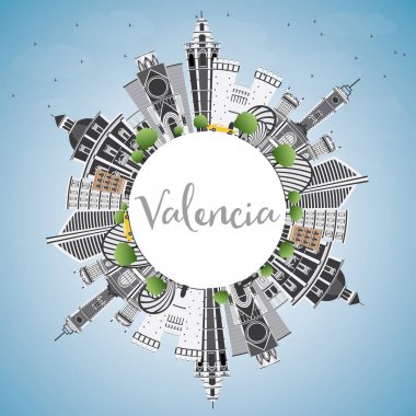 Valencia manzarası gri binalar, mavi gökyüzü ve kopya alanı.