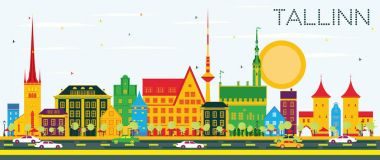 Tallinn manzarası renkli binalar ve mavi gökyüzü ile.