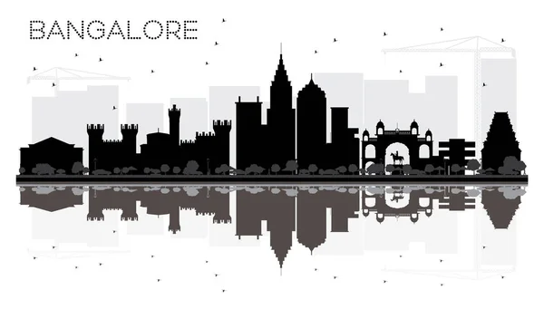 Bangalore City skyline zwart-wit silhouet met reflectio — Stockvector