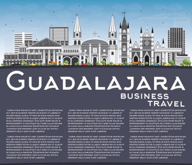 Guadalajara manzarası gri binalar, mavi gökyüzü ve kopya alanı