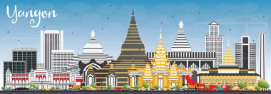 Yangon manzarası gri binalar ve mavi gökyüzü ile.