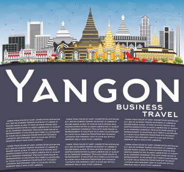 Yangon manzarası gri binalar, mavi gökyüzü ve kopya alanı.