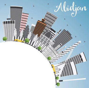 Abidjan manzarası gri binalar, mavi gökyüzü ve kopya alanı.