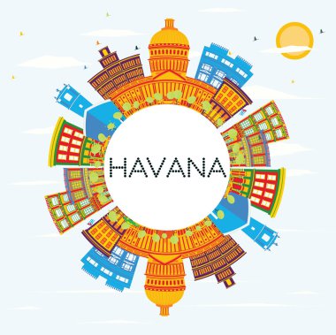 Havana manzarası renkli binalar, mavi gökyüzü ve kopya alanı.