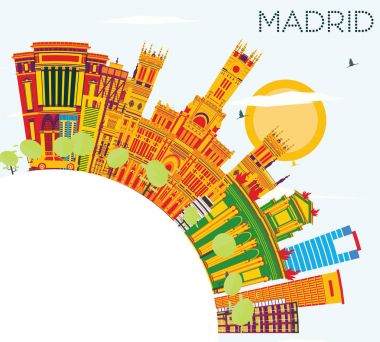 Madrid manzarası renkli binalar, mavi gökyüzü ve kopya alanı.