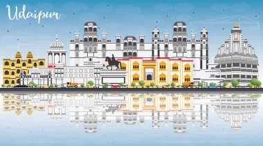Udaipur manzarası renkli binalar, mavi gökyüzü ve yansımaları ile.