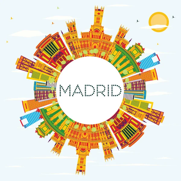 Madrid manzarası renkli binalar, mavi gökyüzü ve kopya alanı.