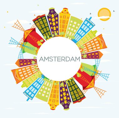 Amsterdam manzarası renkli binalar, mavi gökyüzü ve kopya alanı.