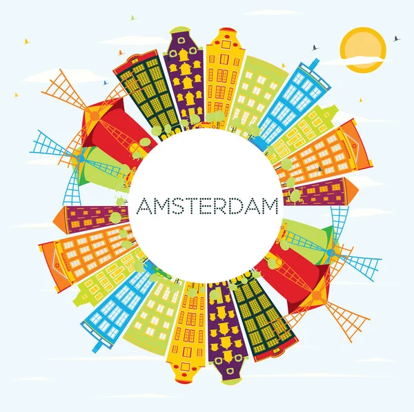 Amsterdam manzarası renkli binalar, mavi gökyüzü ve kopya alanı.