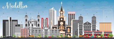 Medellin manzarası gri binalar ve mavi gökyüzü ile.