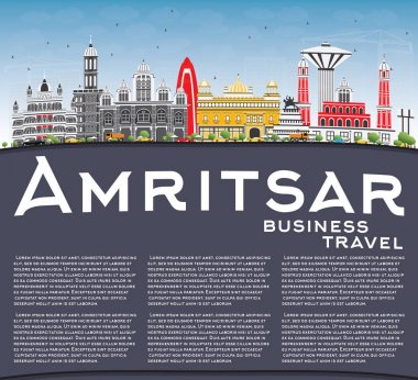 Amritsar manzarası gri binalar, mavi gökyüzü ve kopya alanı.