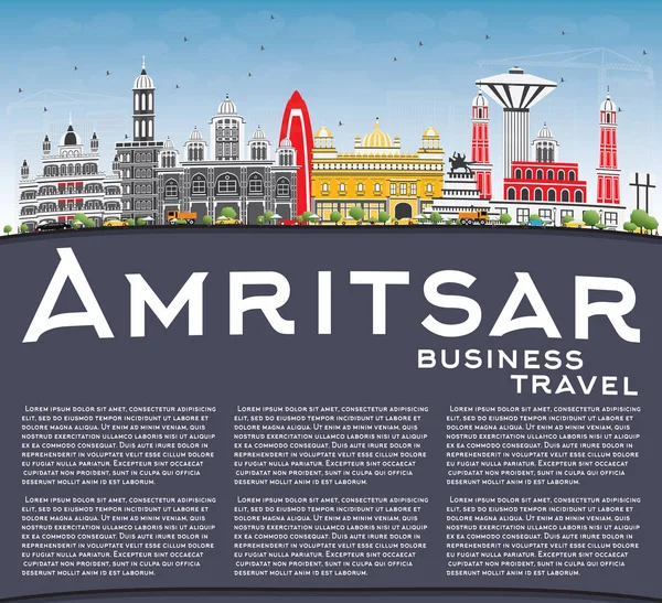 Amritsar manzarası gri binalar, mavi gökyüzü ve kopya alanı.