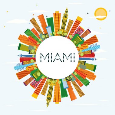 Miami manzarası renkli binalar, mavi gökyüzü ve kopya alanı.