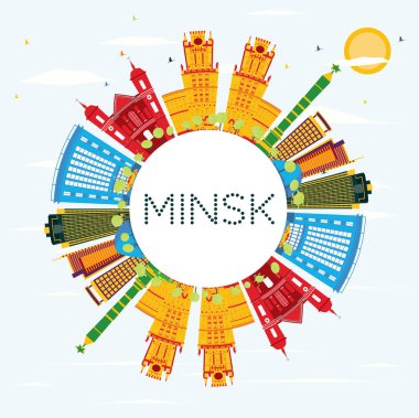 Minsk manzarası renkli binalar, mavi gökyüzü ve kopya alanı.