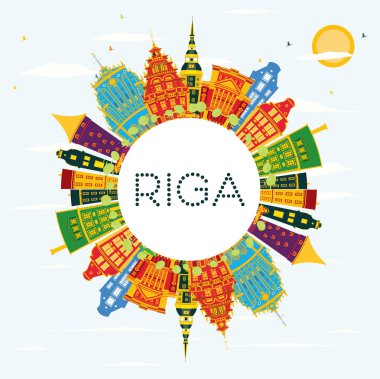 Riga manzarası renkli binalar, mavi gökyüzü ve kopya alanı.