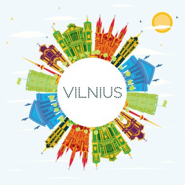 Vilnius manzarası renkli binalar, mavi gökyüzü ve kopya alanı.