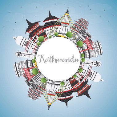 Katmandu manzarası gri binalar, mavi gökyüzü ve kopya alanı.