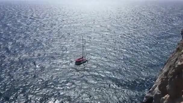 Navegación en barco en mar abierto en Sunny Day. Un velero. Yate desde Top View en el día ventoso . — Vídeo de stock