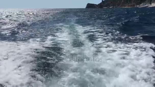 Cruise ship spår på blå havet. — Stockvideo