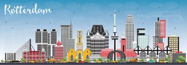 Rotterdam Hollanda manzarası gri binalar ve mavi gökyüzü ile.