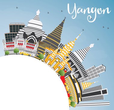 Yangon manzarası gri binalar, mavi gökyüzü ve kopya alanı.