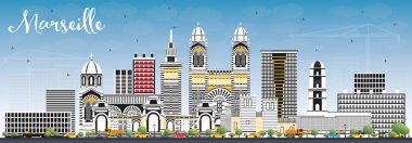 Gri binalar ve mavi gökyüzü ile Marsilya Fransa şehir manzarası. 