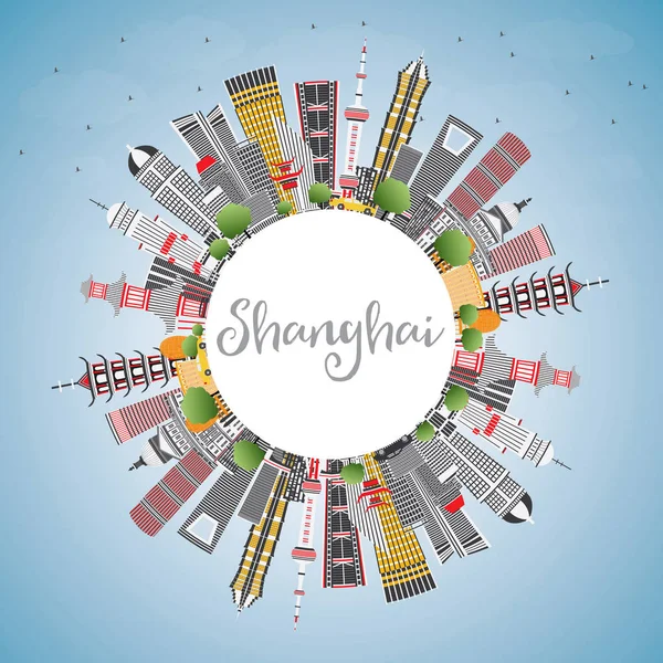 Шанхай China City Skyline с цветными зданиями, голубым небом и C — стоковый вектор