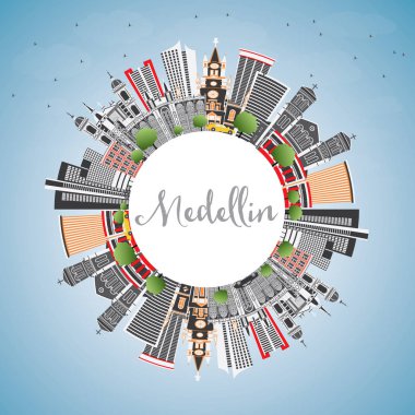 Medellin Kolombiya şehir manzarası gri binalar, mavi gökyüzü ve
