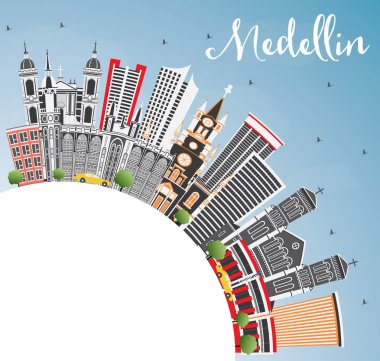 Medellin Kolombiya şehir manzarası gri binalar, mavi gökyüzü ve