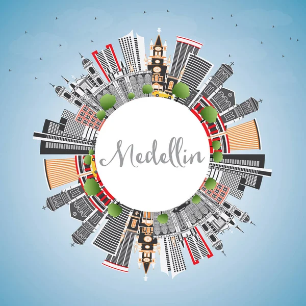 Medellin Kolombiya şehir manzarası gri binalar, mavi gökyüzü ve