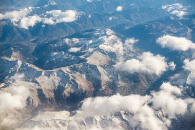 Dolomites Alps - İtalya dağlar bulutlar altında. Airplan görünümünden