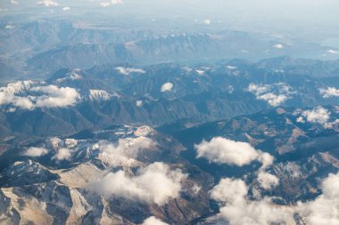 Dolomites Alps - İtalya dağlar bulutlar altında. Airplan görünümünden