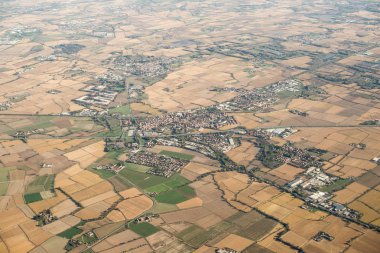Bahar İtalya. Havadan görünümü Meadows ile. Küçük kasaba.