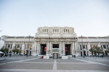 Piazza Duca d 'Aosta' daki Milano Merkez Tren İstasyonu.