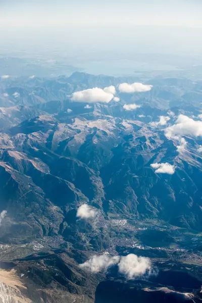 Dolomitas Alpes - Italia Montañas bajo las nubes. Vista desde Airplan —  Fotos de Stock