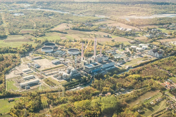 Luchtfoto van de elektriciteitscentrale in Italië. Fabriek in industrie Zone. — Stockfoto