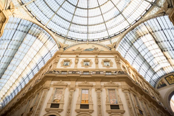 Cúpula de cristal de la Galleria Vittorio Emanuele en Milán . — Foto de Stock