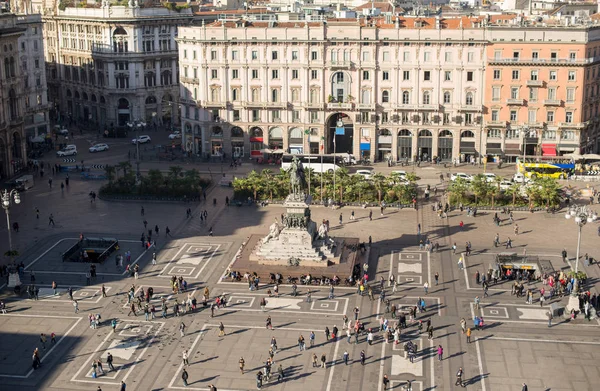 Luchtfoto van het plein van het dak van de beroemde kathedraal Duomo di Mil — Stockfoto