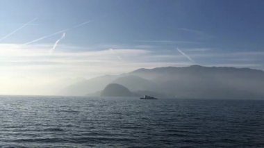 Como Gölü. İtalya. Gölde tekne.