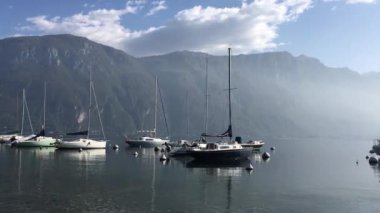 Como Gölü. İtalya. Gölde tekne. Sakin bir yer.