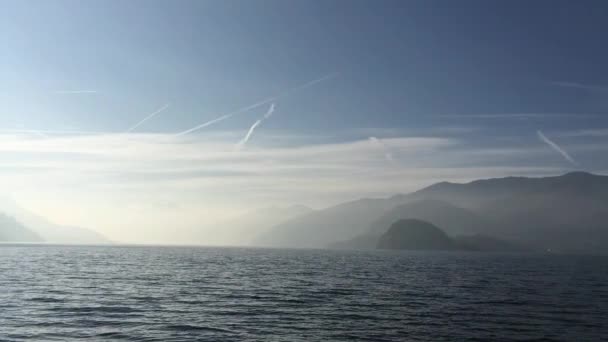 Lac de Côme en Italie. Vue panoramique depuis la surface de l'eau. Lever de soleil matinal . — Video