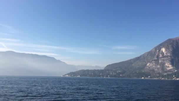 Comosjön i Italien. Panoramavy från vattenytan. soluppgången. — Stockvideo